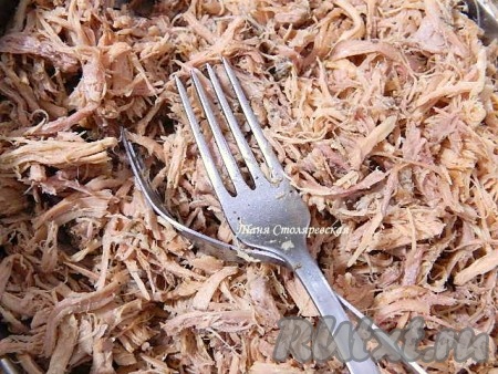 Мясо отделите от костей и разделите на волокна.