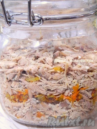 В банки положите слоями: слой мяса, слой лука с морковкой и несколько ягод клюквы и так слой за слоем.

