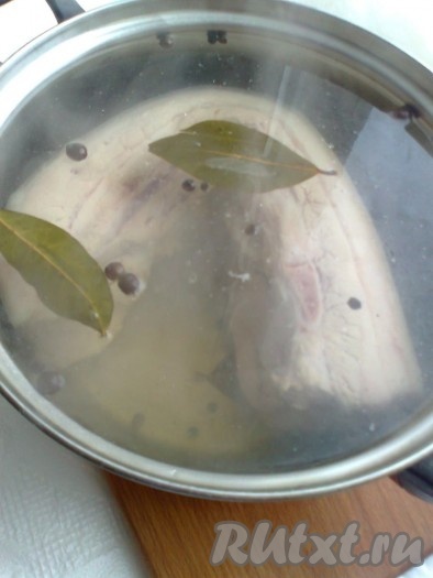 Положить грудинку в закипевшую воду, вода должна покрывать мясо на 2 пальца.&nbsp;Варить грудинку 30-40 минут на небольшом огне.&nbsp;Выключить и оставить грудинку в воде при комнатной температуре до остывания.