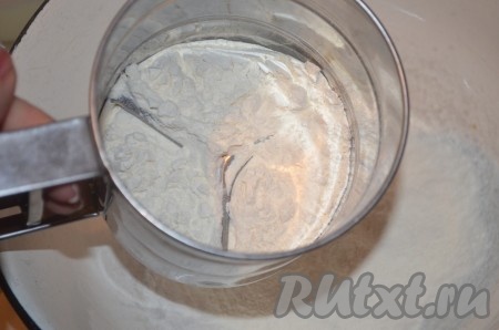 В отдельной миске просеять муку, смешать ее с разрыхлителем.