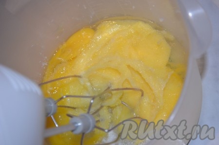 Яйца взбить с сахаром и ванилином. 