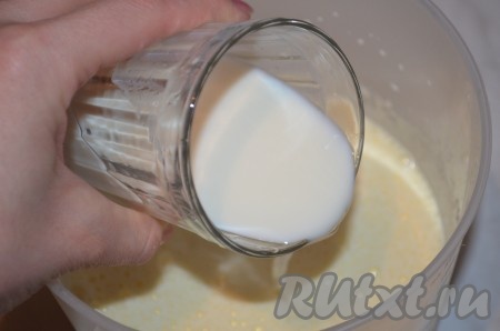 Добавить молоко, перемешать. 