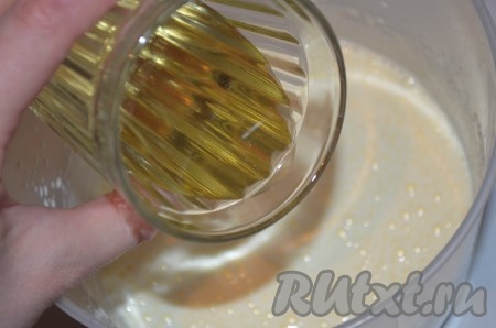 Добавить растительное масло. 