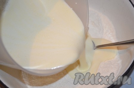 Соединить муку с яичной смесью, тщательно перемешать.