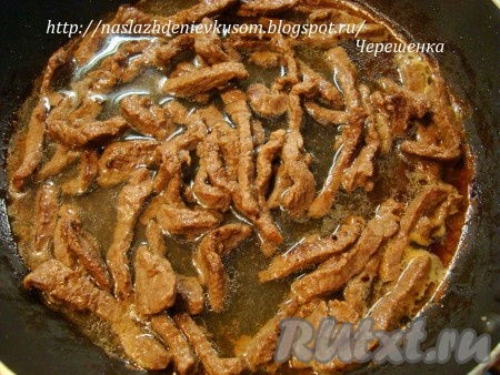 Добавить воды, так чтобы она наполовину закрывала мясо. Довести до кипения, накрыть крышкой и на самом маленьком огне, периодически помешивая,  тушить 40 минут. Следите за количеством воды, если она выпарится раньше времени, то добавьте еще немного.
