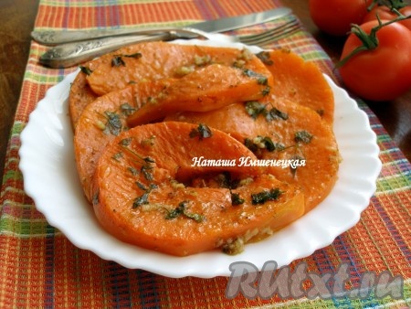Кусочки тыквы, запечённые с чесноком в духовке