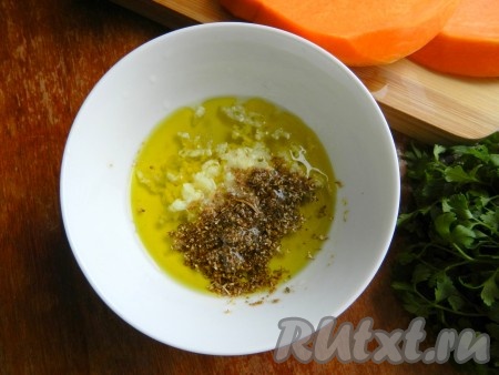 Очищенные зубчики чеснока пропустить через пресс в небольшую ёмкость, добавить масло, лимонный сок, соль и специи (в качестве специй я добавила 1 чайную ложку молотого кориандра и немного чёрного молотого перца), перемешать.