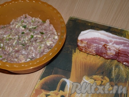 Сыр и зелень добавить в фарш и хорошо перемешать. 