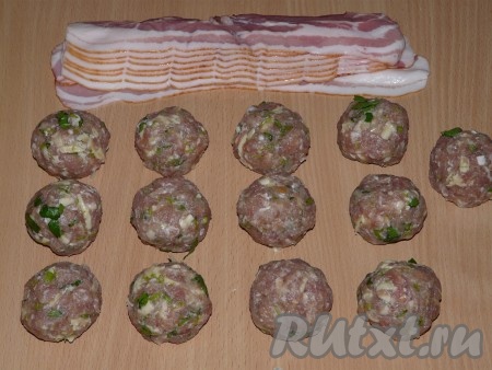 Из фарша сформировать шарики.