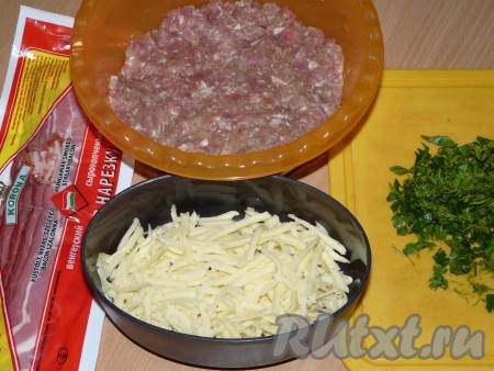 Сыр натереть на крупной тёрке. Зелень мелко порубить.
