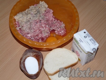 Лук и чеснок пропустить через мясорубку. Хлеб размочить в сливках. В фарш добавить лук, чеснок, размоченный хлеб, яйцо. Посолить и поперчить. Хорошо вымесить фарш.
