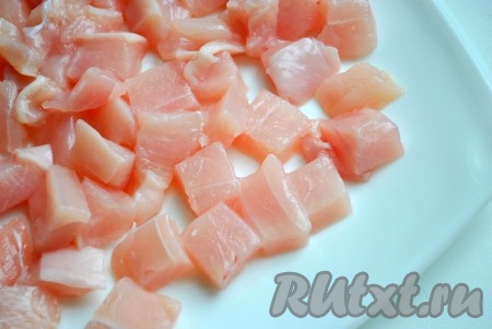 Куриные грудки нарезать кубиками. Лук и чеснок измельчить.