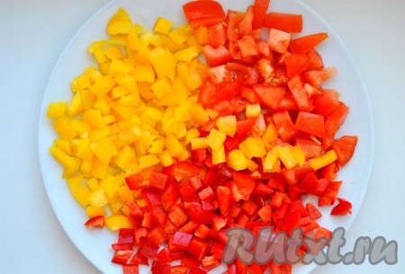 В это время нарезать помидоры с перцем небольшими кубиками.
