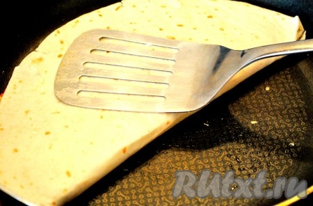 Закрыть лепешку и подождать пока она поджарится с одной стороны, затем перевернуть и подрумянить с другой стороны.
