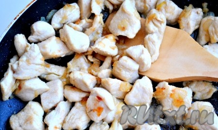 Лук с чесноком обжарить на растительном масле, пока лук не станет прозрачным (около трех минут). Затем добавить куриные грудки и жарить до готовности (около 15-20 минут).
