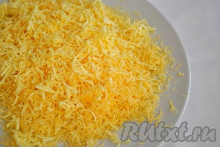 Сыр натереть на терке.
