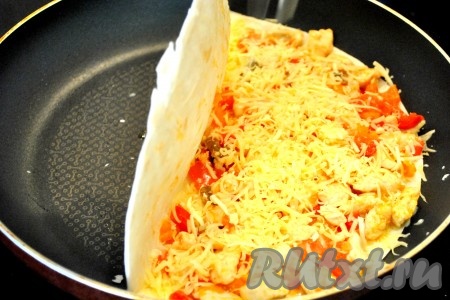 Затем приготовить сковороду (по размеру лепешки), нагреть на ней масло и положить лепешку, выложить на ее половину сыр, начинку и снова сыр.
