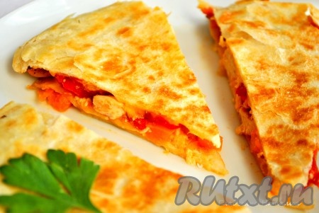 Кстати, если Вы, например, захотите разогреть кесадилью после хранения в холодильнике, то лучше это делать также на сковороде, поскольку в микроволновой печи не получится восстановить хрустящую корочку!
