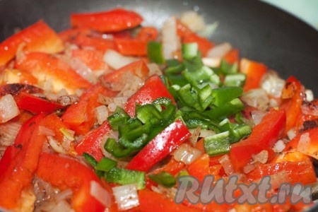 Мелко нарежьте острый перец и добавьте к остальным ингредиентам в сковороду. Если вы не уверены, что всем домочадцам (или гостям) придется по вкусу очень остренькое, с перцем не переборщите!