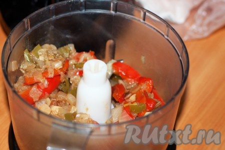 Все приправы, сладкий перец и лук очень хорошо разварились, но все же однородной консистенции без помощи блендера достичь невозможно. Именно он превратит аппетитную смесь в готовый соус. Перед погрузкой смеси в блендер слейте лишнюю жидкость, которая не выпарилась. 