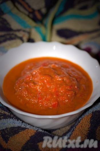 Готовый острый соус посолите по вкусу и позаботьтесь о том, чтобы он оставался теплым до подачи на стол. Ведь у вас еще не готова свинина.
