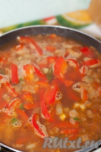 Я использовала мясной бульон в растворимых кубиках (как готовить смотрите на упаковке). Доведите соус до кипения, убавьте огонь. Готовьте на умеренном огне час.
