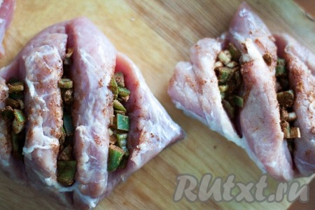 В свинине сделайте довольно глубокие надрезы и нашпигуйте в них заготовленную смесь. Запекайте мясо на противене, смазанным растительным маслом 15 минут, чтобы образовалась румяная корочка. Затем убавьте температуру до 130 градусов и оставьте еще на полтора часа.
