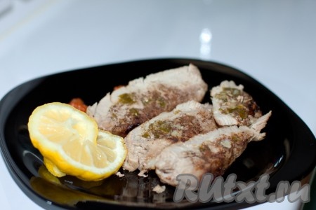 Выньте свинину из духовки, дайте постоять минут 15. Порежьте мясо на ломтики, уложите на блюдо и полейте теплым острым соусом.
