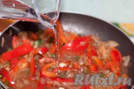 Влейте в эту смесь воду и бульон.