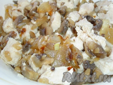 К грибам добавляем куриное филе и перемешиваем.
