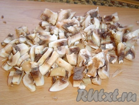 грибы моем и измельчаем.
