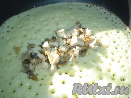 Как только края начнут поджариваться, на середину блинчика кладем начинку
