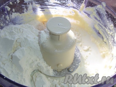 В оставшуюся&nbsp; молочную смесь добавляем соду, перемешиваем и добавляем в творожно-яичную массу, также добавляем муку, соль, сахар (я добавила 0,5 чайной ложки соли и 1 чайную ложку сахара) и взбиваем до однородной массы.

