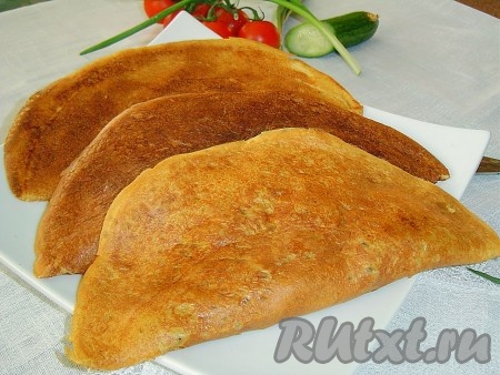 Ну, вот и все! Блинчатые пирожки с начинкой из курицы и грибов готовы!
