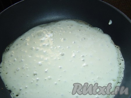 На хорошо разогретую сковороду (первый раз немного смазать растительным маслом) выливаем порцию теста, уменьшаем огонь, накрываем крышкой.
