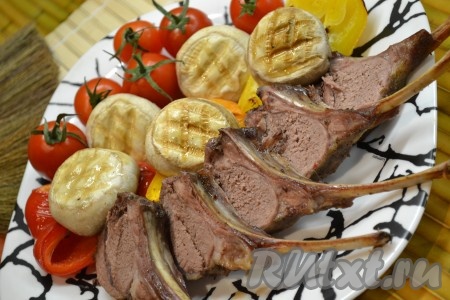 Разрезаем мясо на порции и подаём с помидорками и грибами.
