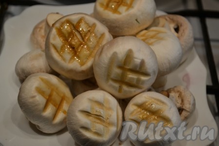 В это время на гриль сковородке обжариваем наши грибы шампиньоны, болгарский перец.
