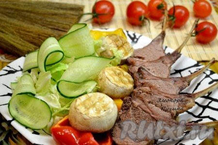 По желанию можно добавить огурец и листья салата.
