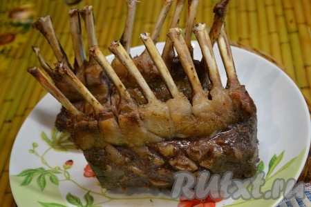 Ставим мясо в духовку и запекаем при температуре 200-220 градусов 30-45 минут (кто любит мясо с кровью - на меньшее время). Готовое мясо выкладываем на блюдо, прикрываем фольгой и даём отдохнуть 15 минут. Свиные ребрышки можно подать и в таком виде, но мы будем резать на порции.
