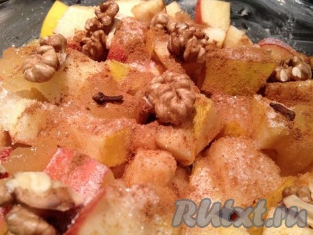 Затем фрукты надо залить небольши количеством воды, всыпать сахар, корицу, добавить мёд, гвоздику и грецкие орехи, перемешать.