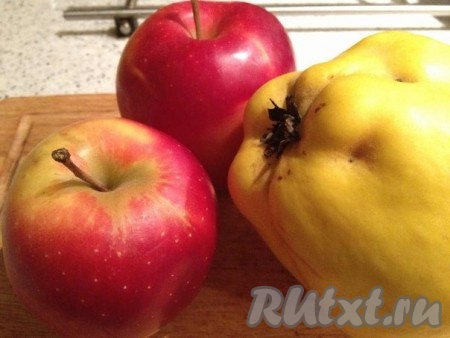 Взять айву и яблоки.