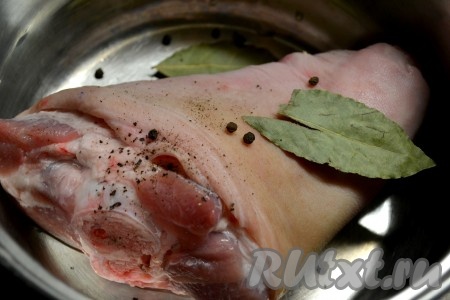 Свиную рульку хорошо моем. Кладем в кастрюлю рульку, лаврушку, соль, перец горошек и 4-5 зубчиков чеснока.
Заливаем водой так, чтобы она покрывала рульку сверху на пару сантиметров. Варим рульку (небольшую) под крышкой 1-1,5 часа.
