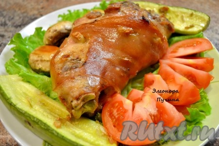 Когда всё готово, сервируем нашу свиную рульку в блюде, добавляя овощи.
