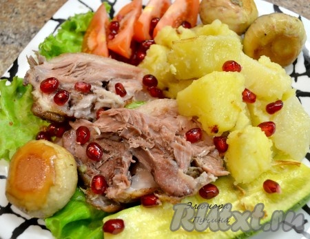 Разрезаем нашу запеченную свиную рульку, добавляем картошку. 