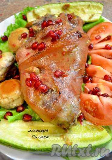 Аппетитная и очень вкусная запеченная свиная рулька с овощами.