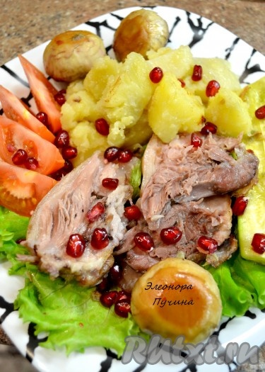 Разрезаем нашу запеченную свиную рульку, добавляем картошку.
