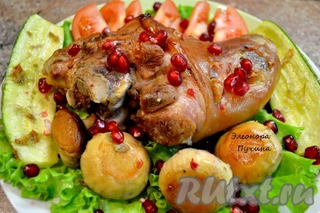 Когда всё готово, сервируем нашу свиную рульку в блюде, добавляя овощи.
