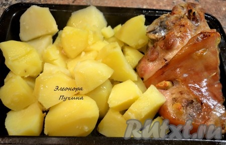 Овощи можно достать пораньше, чтобы не пересушить, и добавить отваренную очищенную картошку подрумяниться.
