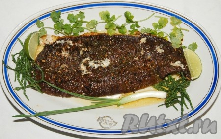 Выложила ее на блюдо и украсила зеленью и  дольками лайма.