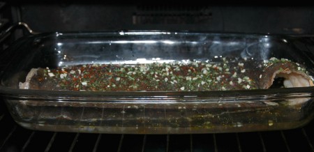 Подлила воды и отправила камбалу запекаться в заранее нагретую до 180 градусов духовку.
